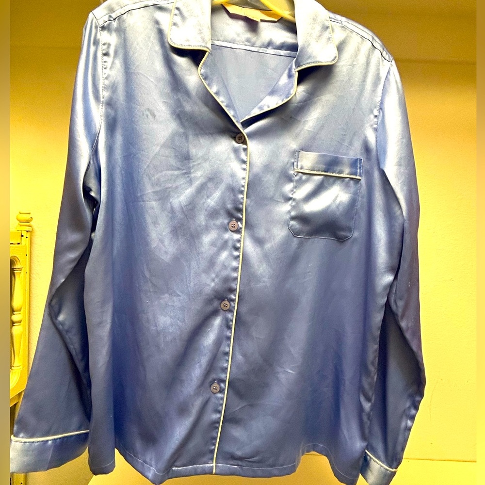 Victorias Secret blue pajama top. Sz S
Armpit to armpit 22 1/2”